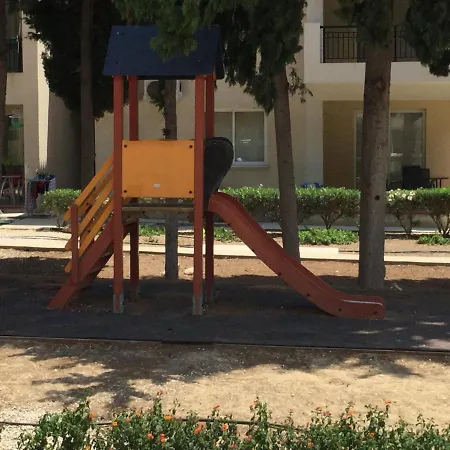 Poolside 2 Bedroom Apt, Riviera, Universal Area Apartman Paphos